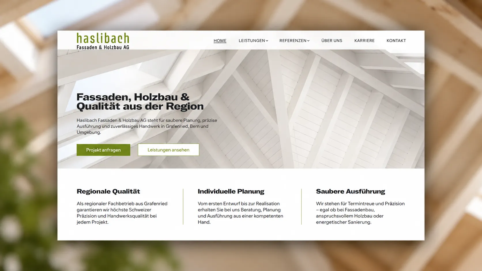 Startseite der neuen Haslibach-Website im Browserfenster vor unscharfer, warmer Holzarchitektur.