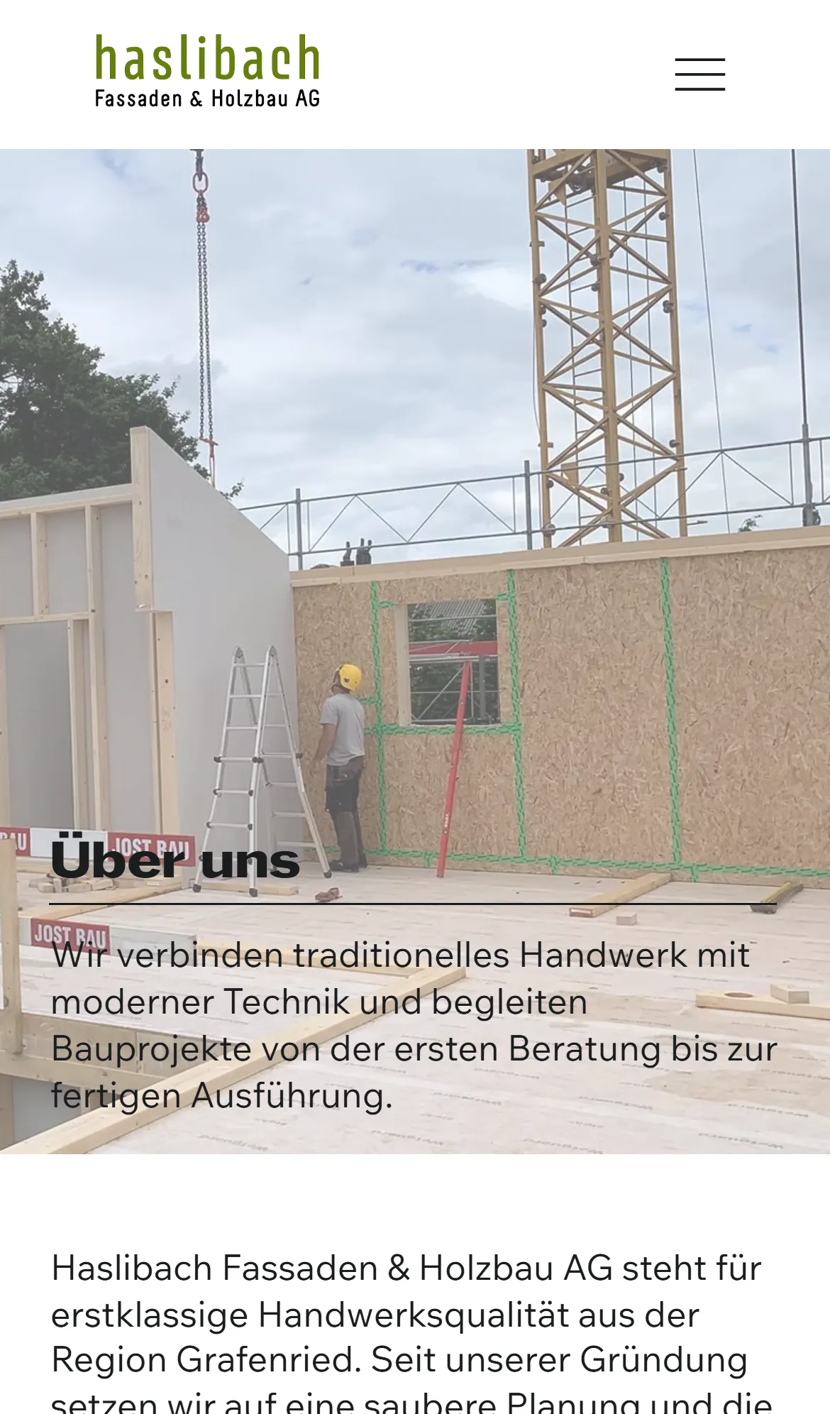 Seite «Über uns» auf dem Smartphone mit Baustellenfoto.